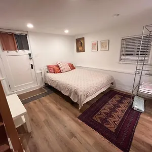 Neat, Compact, Private In A Lovely Neighbourhood Guest house Vancouver
