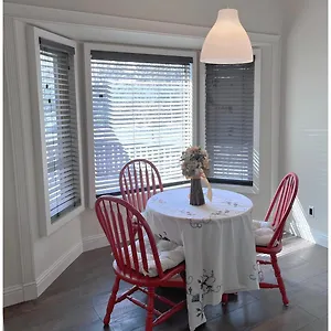 Gorgeous House&30 Second Bus Station Close C-train& Free Parking Guest house Calgary